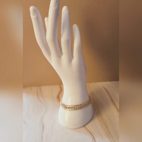 💥 18K Gold Plated Fishbone Bracelet – Waterproof & Tarnish-Resistant - Picture 6 of 14